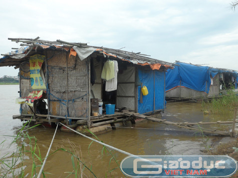 Những chiếc dây thừng dùng để neo đậu, néo giữ cho những ngôi nhà nổi được vững chắc, không bị trôi dạt, xô lệch mỗi khi có sóng to, gió lớn, nước lũ lên,...