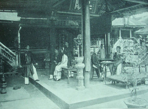 Cuộc sống trong gia đình một quan chức tại kinh thành Huế xưa (Ảnh tư liệu). Cuộc sống trong gia đình một quan chức tại kinh thành Huế xưa (Ảnh tư liệu).