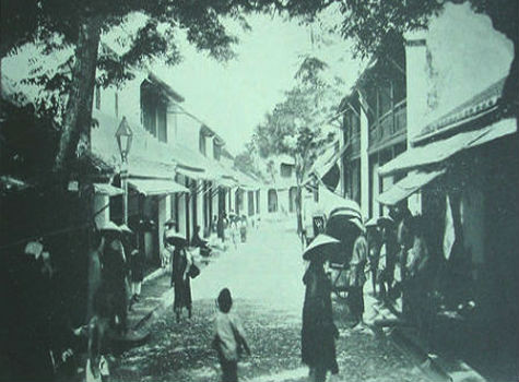 Vẻ bình lặng trên phố cổ Bao Vinh tại Huế năm 1926 (Ảnh tư liệu). Vẻ bình lặng trên phố cổ Bao Vinh tại Huế năm 1926 (Ảnh tư liệu).