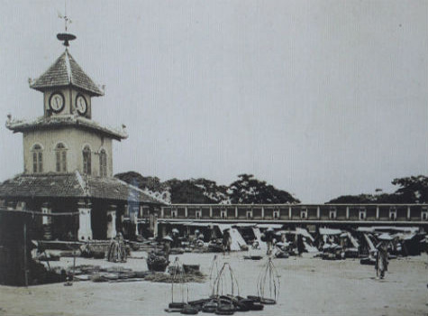 Chợ Đông Ba năm 1927 (Ảnh tư liệu). Chợ Đông Ba năm 1927 (Ảnh tư liệu).