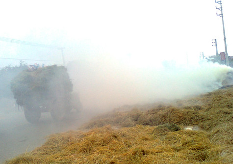 Người tham gia giao thông sẽ bị hạn chế tầm nhìn rất nhiều khi bị "bịt mắt" bởi khói bụi rơm rạ bị đốt. Người tham gia giao thông sẽ bị hạn chế tầm nhìn rất nhiều khi bị "bịt mắt" bởi khói bụi rơm rạ bị đốt.