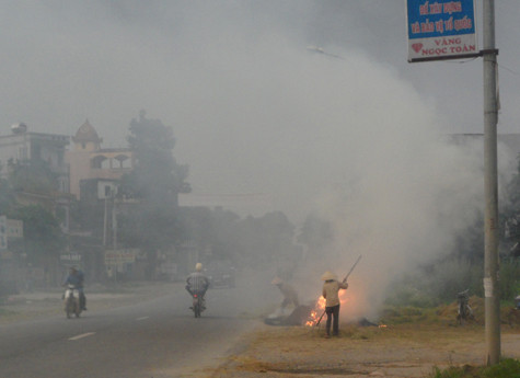 Việc đốt rơm rạ không chỉ gây khó khăn và nguy hiểm cho người tham gia giao thông mà còn gây ô nhiễm môi trường, lãng phí rất nhiều nguyên liệu phục vụ cho sản xuất nông nghiệp.... Việc đốt rơm rạ không chỉ gây khó khăn và nguy hiểm cho người tham gia giao thông mà còn gây ô nhiễm môi trường, lãng phí rất nhiều nguyên liệu phục vụ cho sản xuất nông nghiệp....