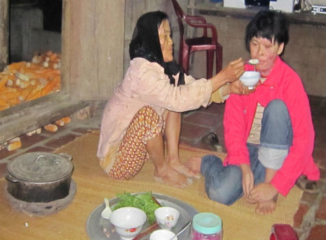 Đã hơn 30 năm nay, mọi việc từ ăn uống, tắm rửa, vệ sinh cho chồng và con đều do một tay bà Bích lo toan chăm sóc.