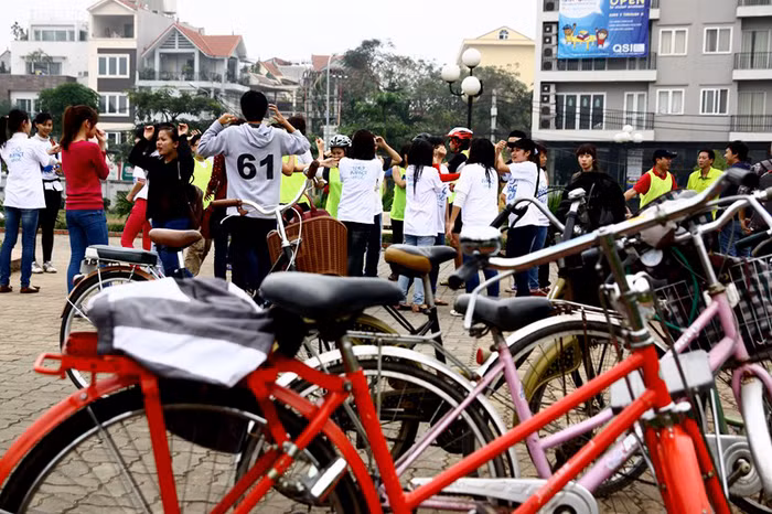 Xuất phát từ công viên Rồng đá với khí thế sôi nổi, hành trình lần lượt đi qua những cung đường thuộc khu vực Vệ Hồ, Âu Cơ và sẽ dừng lại tại phố Xuân Diệu. Trong suốt “cuộc đua” đó, đi đến đâu các bạn trẻ cũng nhận được sự ủng hộ của rất nhiều người nhất là những bạn nước ngoài. >> HOA KHÔI SINH VIÊN YÊU KIỀU BÊN "NGỰA SẮT" >> Vẻ đẹp căng tràn của Hoa khôi Missteen Diễm Trang >>Những mỹ nhân từng học tại trường "nhà giàu" RMIT >>Miss ĐH Sư phạm Hà Nội diện áo dài cực xinh >> Phát sốt vì 4 nữ giáo viên xinh đẹp >>Hoa khôi ĐH Thương Mại 2012 duyên dáng áo dài >>Những hotgirl xinh đẹp làm "điên đảo" cư dân mạng (P8) >>Midu, Hà Min, Linh Hàn đọ dáng "nóng bỏng" >>Ngắm vẻ đẹp kiêu sa của Á hậu Hoàng Anh