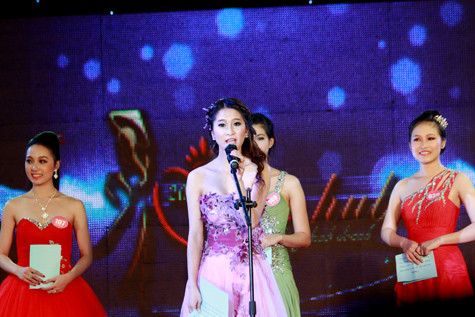 Phương Anh trong phần thi ứng xử của mình. Phương Anh trong phần thi ứng xử của mình.