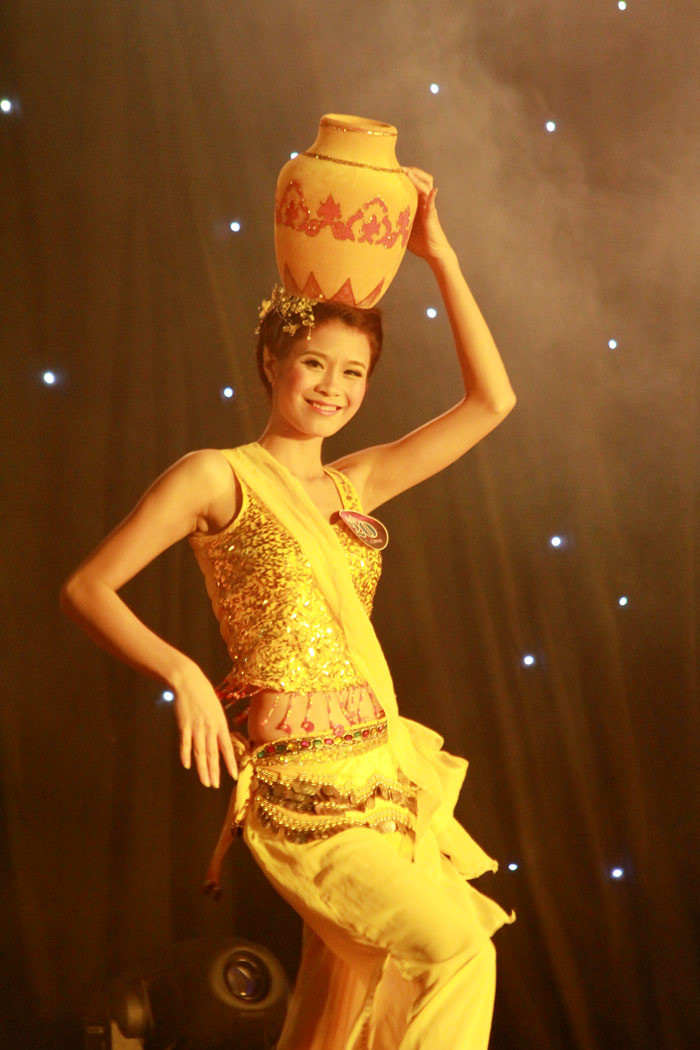 Một điệu múa của dân tộc Chăm. <<Những nỗi khổ của học sinh Việt Nam <<Phiêu cùng xe tự chế độc nhất vô nhị của học trò vùng cao <<Chùm ảnh: Bản hiếu học ở cuối trời Tây Bắc