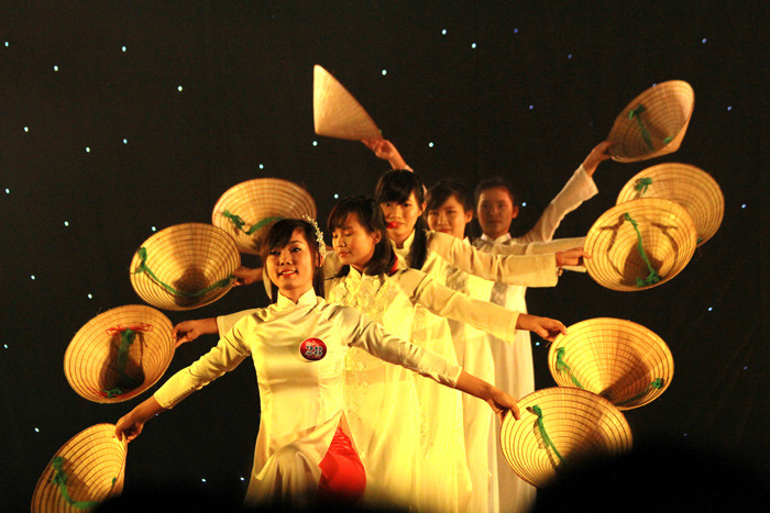 Các tiết mục thể hiện tính đa dạng. <<Những nỗi khổ của học sinh Việt Nam <<Phiêu cùng xe tự chế độc nhất vô nhị của học trò vùng cao <<Chùm ảnh: Bản hiếu học ở cuối trời Tây Bắc