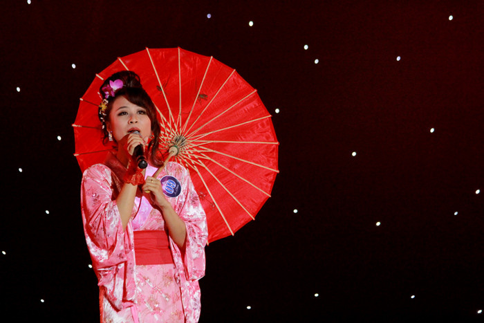 Đêm trình diễn tài năng với nhiều thể loại mang phong cách khác nhau, những tiết mục thể hiện cá tính từng thí sinh. Trong ảnh là thí sinh trình diễn một bài hát với trang phục của Nhật Bản. <<Những nỗi khổ của học sinh Việt Nam <<Phiêu cùng xe tự chế độc nhất vô nhị của học trò vùng cao <<Chùm ảnh: Bản hiếu học ở cuối trời Tây Bắc