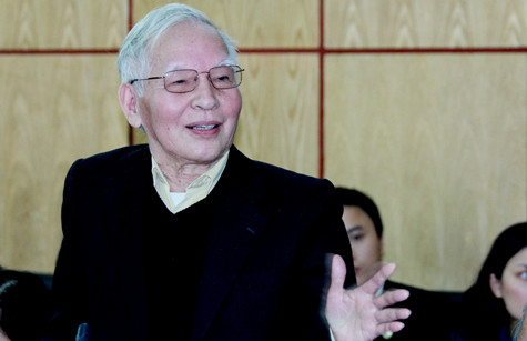 GS Đặng Hữu: Tôi kiên quyết đề nghị là phải chấm dứt ngay việc thi “ba chung”, nó không cần thiết, chỉ gây khổ sở cho các trường, trước đây là các trường dân lập, đặc biệt là các trường mới mở và bây giờ là cả đến các trường công. Ảnh Xuân Trung