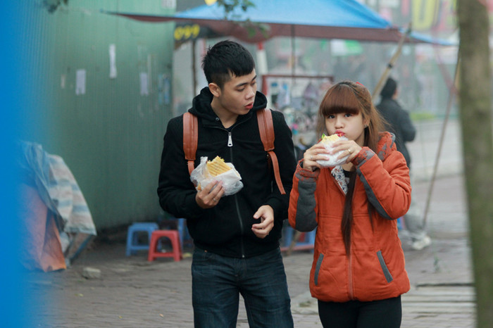 Đôi bạn đang tranh thủ ăn sáng trong lúc chờ đón xe. >> NHAN SẮC YÊU KIỀU CỦA CÁC NỮ DOANH NHÂN TƯƠNG LAI >> Hotgirl Thảo My "đốt cháy mùa đông" đón Noel >> HOTGIRL KHẢ NGÂN, BẢO TRÂN KHIẾN SAO HÀN PHẢI GHEN TỊ >> MISS CUXI VIỆT HUÊ KHOE DÁNG XINH >> Nữ sinh Học viện Hành chính hóa thân thành thôn nữ xinh đẹp >> HOA KHÔI SINH VIÊN YÊU KIỀU BÊN "NGỰA SẮT" Đôi bạn đang tranh thủ ăn sáng trong lúc chờ đón xe. >> NHAN SẮC YÊU KIỀU CỦA CÁC NỮ DOANH NHÂN TƯƠNG LAI >> Hotgirl Thảo My "đốt cháy mùa đông" đón Noel >> HOTGIRL KHẢ NGÂN, BẢO TRÂN KHIẾN SAO HÀN PHẢI GHEN TỊ >> MISS CUXI VIỆT HUÊ KHOE DÁNG XINH >> Nữ sinh Học viện Hành chính hóa thân thành thôn nữ xinh đẹp >> HOA KHÔI SINH VIÊN YÊU KIỀU BÊN "NGỰA SẮT"