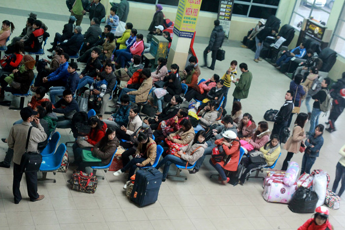 Nhà chờ BX Mỹ Đình đang dần đông khách, trong đó lượng học sinh, sinh viên chiếm phần lớn. Theo ông Nguyễn Mạnh Tuấn – Phó giám đốc BX Mỹ Đình, lượng khách những ngày này thường đông hơn ngày thường, khách hôm nay đông hơn hôm qua. Lo ngại nhất là việc các xe liên tỉnh bị tắc đường trên đường về bến, lúc đó lượng xe tại bến sẽ không có để phục vụ khách, tuy nhiên trường hợp này cũng không đáng lo ngại vì BX luôn có phương án tăng cường. Thậm chí, có thể các tuyến ngắn chạy nhiều lượt trong ngày để trở khách. >> NHAN SẮC YÊU KIỀU CỦA CÁC NỮ DOANH NHÂN TƯƠNG LAI >> Hotgirl Thảo My "đốt cháy mùa đông" đón Noel >> HOTGIRL KHẢ NGÂN, BẢO TRÂN KHIẾN SAO HÀN PHẢI GHEN TỊ >> MISS CUXI VIỆT HUÊ KHOE DÁNG XINH >> Nữ sinh Học viện Hành chính hóa thân thành thôn nữ xinh đẹp >> HOA KHÔI SINH VIÊN YÊU KIỀU BÊN "NGỰA SẮT" Nhà chờ BX Mỹ Đình đang dần đông khách, trong đó lượng học sinh, sinh viên chiếm phần lớn. Theo ông Nguyễn Mạnh Tuấn – Phó giám đốc BX Mỹ Đình, lượng khách những ngày này thường đông hơn ngày thường, khách hôm nay đông hơn hôm qua. Lo ngại nhất là việc các xe liên tỉnh bị tắc đường trên đường về bến, lúc đó lượng xe tại bến sẽ không có để phục vụ khách, tuy nhiên trường hợp này cũng không đáng lo ngại vì BX luôn có phương án tăng cường. Thậm chí, có thể các tuyến ngắn chạy nhiều lượt trong ngày để trở khách. >> NHAN SẮC YÊU KIỀU CỦA CÁC NỮ DOANH NHÂN TƯƠNG LAI >> Hotgirl Thảo My "đốt cháy mùa đông" đón Noel >> HOTGIRL KHẢ NGÂN, BẢO TRÂN KHIẾN SAO HÀN PHẢI GHEN TỊ >> MISS CUXI VIỆT HUÊ KHOE DÁNG XINH >> Nữ sinh Học viện Hành chính hóa thân thành thôn nữ xinh đẹp >> HOA KHÔI SINH VIÊN YÊU KIỀU BÊN "NGỰA SẮT"