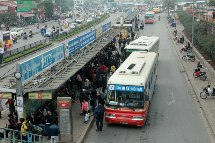 Tại điểm nút xe buýt Cầu Giấy lượng hành khách là sinh viên cũng rất đông. >> NHAN SẮC YÊU KIỀU CỦA CÁC NỮ DOANH NHÂN TƯƠNG LAI >> Hotgirl Thảo My "đốt cháy mùa đông" đón Noel >> HOTGIRL KHẢ NGÂN, BẢO TRÂN KHIẾN SAO HÀN PHẢI GHEN TỊ >> MISS CUXI VIỆT HUÊ KHOE DÁNG XINH >> Nữ sinh Học viện Hành chính hóa thân thành thôn nữ xinh đẹp >> HOA KHÔI SINH VIÊN YÊU KIỀU BÊN "NGỰA SẮT" Tại điểm nút xe buýt Cầu Giấy lượng hành khách là sinh viên cũng rất đông. >> NHAN SẮC YÊU KIỀU CỦA CÁC NỮ DOANH NHÂN TƯƠNG LAI >> Hotgirl Thảo My "đốt cháy mùa đông" đón Noel >> HOTGIRL KHẢ NGÂN, BẢO TRÂN KHIẾN SAO HÀN PHẢI GHEN TỊ >> MISS CUXI VIỆT HUÊ KHOE DÁNG XINH >> Nữ sinh Học viện Hành chính hóa thân thành thôn nữ xinh đẹp >> HOA KHÔI SINH VIÊN YÊU KIỀU BÊN "NGỰA SẮT"