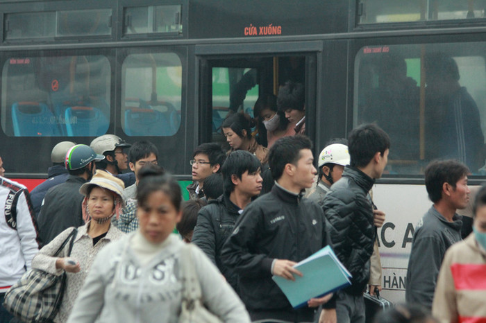 Các điểm xe buýt lượng sinh viên đổ về cũng rất đông. >> NHAN SẮC YÊU KIỀU CỦA CÁC NỮ DOANH NHÂN TƯƠNG LAI >> Hotgirl Thảo My "đốt cháy mùa đông" đón Noel >> HOTGIRL KHẢ NGÂN, BẢO TRÂN KHIẾN SAO HÀN PHẢI GHEN TỊ >> MISS CUXI VIỆT HUÊ KHOE DÁNG XINH >> Nữ sinh Học viện Hành chính hóa thân thành thôn nữ xinh đẹp >> HOA KHÔI SINH VIÊN YÊU KIỀU BÊN "NGỰA SẮT" Các điểm xe buýt lượng sinh viên đổ về cũng rất đông. >> NHAN SẮC YÊU KIỀU CỦA CÁC NỮ DOANH NHÂN TƯƠNG LAI >> Hotgirl Thảo My "đốt cháy mùa đông" đón Noel >> HOTGIRL KHẢ NGÂN, BẢO TRÂN KHIẾN SAO HÀN PHẢI GHEN TỊ >> MISS CUXI VIỆT HUÊ KHOE DÁNG XINH >> Nữ sinh Học viện Hành chính hóa thân thành thôn nữ xinh đẹp >> HOA KHÔI SINH VIÊN YÊU KIỀU BÊN "NGỰA SẮT"