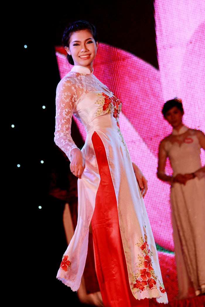 Ngày nay có nhiều kiểu áo thời trang của nước ngoài du nhập vào nước ta, nhưng trang phục truyền thống, chiếc áo dài dân tộc vẫn là một biểu tượng đẹp của người phụ nữ Việt Nam. Chiếc áo dài đã trở thành quốc phục. Đó là tâm hồn, cốt cách của người Việt gửi vào vẻ tha thướt, quyến rũ của chiếc áo. >> HOTGIRL KHẢ NGÂN, BẢO TRÂN KHIẾN SAO HÀN PHẢI GHEN TỊ >> Ngôi sao Missteen Thảo My khiến cộng đồng mạng "nổi sóng" >> MISS CUXI VIỆT HUÊ KHOE DÁNG XINH >> Hotgirl Linh Hàn gợi cảm đón mùa đông về >> Nữ sinh Học viện Hành chính hóa thân thành thôn nữ xinh đẹp >> HOA KHÔI SINH VIÊN YÊU KIỀU BÊN "NGỰA SẮT" >> Vẻ đẹp căng tràn của Hoa khôi Missteen Diễm Trang >>Những mỹ nhân từng học tại trường "nhà giàu" RMIT >> Phát sốt vì 4 nữ giáo viên xinh đẹp >>Midu, Hà Min, Linh Hàn đọ dáng "nóng bỏng"