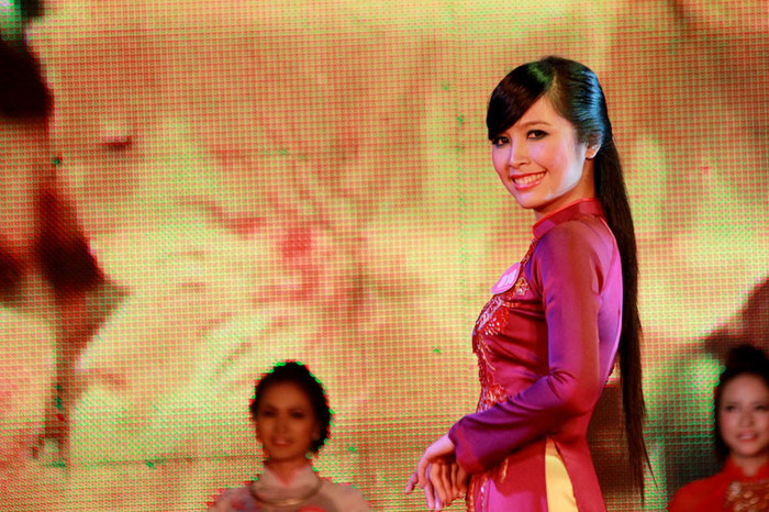 Chiếc áo dài ngoài vẻ đẹp văn hoá còn có một ý nghĩa đạo lí. Người xưa dạy rằng: Hai tà áo (hai vạt) tượng trưng cho tứ thân phụ mẫu. Cái yếm che trước ngực nằm giữa những chiếc áo ngoài tượng trưng cho hình ảnh mẹ ôm ấp con vào lòng. >> HOTGIRL KHẢ NGÂN, BẢO TRÂN KHIẾN SAO HÀN PHẢI GHEN TỊ >> Ngôi sao Missteen Thảo My khiến cộng đồng mạng "nổi sóng" >> MISS CUXI VIỆT HUÊ KHOE DÁNG XINH >> Hotgirl Linh Hàn gợi cảm đón mùa đông về >> Nữ sinh Học viện Hành chính hóa thân thành thôn nữ xinh đẹp >> HOA KHÔI SINH VIÊN YÊU KIỀU BÊN "NGỰA SẮT" >> Vẻ đẹp căng tràn của Hoa khôi Missteen Diễm Trang >>Những mỹ nhân từng học tại trường "nhà giàu" RMIT >> Phát sốt vì 4 nữ giáo viên xinh đẹp >>Midu, Hà Min, Linh Hàn đọ dáng "nóng bỏng"