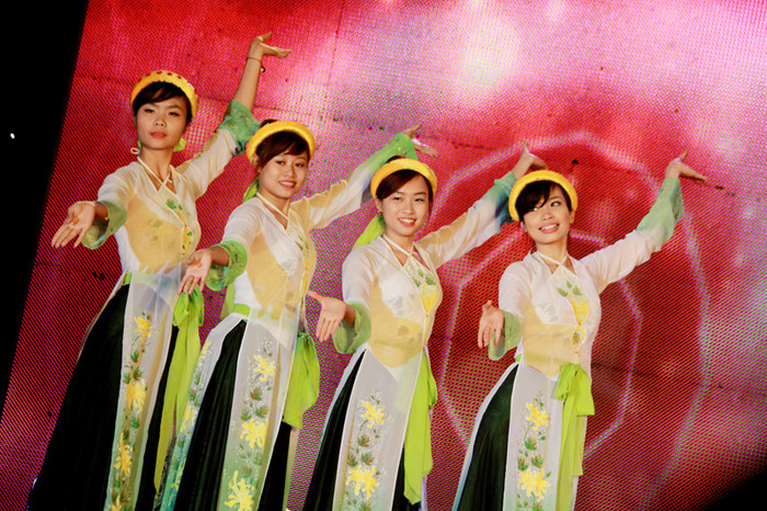 Màn văn nghệ mở đầu cho đêm thi Miss. Đây là cuộc thi sắc đẹp dành cho các nữ sinh Trường ĐH KD&CN HN, được tổ chức 2 năm một lần, cuộc thi là dịp tôn vinh vẻ đẹp thánh thiện, không chỉ đẹp về hình thể mà nét đẹp đó còn được thể hiện ở trí thức. >> HOTGIRL KHẢ NGÂN, BẢO TRÂN KHIẾN SAO HÀN PHẢI GHEN TỊ >> Ngôi sao Missteen Thảo My khiến cộng đồng mạng "nổi sóng" >> MISS CUXI VIỆT HUÊ KHOE DÁNG XINH >> Hotgirl Linh Hàn gợi cảm đón mùa đông về >> Nữ sinh Học viện Hành chính hóa thân thành thôn nữ xinh đẹp >> HOA KHÔI SINH VIÊN YÊU KIỀU BÊN "NGỰA SẮT" >> Vẻ đẹp căng tràn của Hoa khôi Missteen Diễm Trang >>Những mỹ nhân từng học tại trường "nhà giàu" RMIT >> Phát sốt vì 4 nữ giáo viên xinh đẹp >>Midu, Hà Min, Linh Hàn đọ dáng "nóng bỏng"