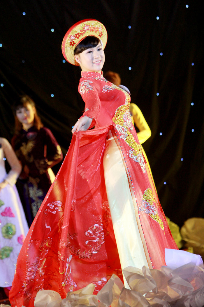 Phần thi áo dài cũng mang lại nhiều cảm xúc cho người xem, nhất là những khán giả nữ. >> Phát sốt vì 4 nữ giáo viên xinh đẹp >>Hoa khôi ĐH Thương Mại 2012 duyên dáng áo dài >>Những hotgirl xinh đẹp làm "điên đảo" cư dân mạng (P8) >>Midu, Hà Min, Linh Hàn đọ dáng "nóng bỏng" >>Ngắm vẻ đẹp kiêu sa của Á hậu Hoàng Anh >>PHÁT SỐT VÌ NỮ THẠC SĨ ĐẸP NHẤT TRUNG QUỐC AI ĐẸP HƠN HOTGIRL KIM PHƯỢNG? >>Những nữ sinh diện áo dài đẹp hơn vẻ đẹp xuân thì của Mai Phương Thúy (P36) >>Phát sốt vì nữ sinh Trung Quốc đẹp như siêu mẫu Phần thi áo dài cũng mang lại nhiều cảm xúc cho người xem, nhất là những khán giả nữ. >> Phát sốt vì 4 nữ giáo viên xinh đẹp >>Hoa khôi ĐH Thương Mại 2012 duyên dáng áo dài >>Những hotgirl xinh đẹp làm "điên đảo" cư dân mạng (P8) >>Midu, Hà Min, Linh Hàn đọ dáng "nóng bỏng" >>Ngắm vẻ đẹp kiêu sa của Á hậu Hoàng Anh >>PHÁT SỐT VÌ NỮ THẠC SĨ ĐẸP NHẤT TRUNG QUỐC AI ĐẸP HƠN HOTGIRL KIM PHƯỢNG? >>Những nữ sinh diện áo dài đẹp hơn vẻ đẹp xuân thì của Mai Phương Thúy (P36) >>Phát sốt vì nữ sinh Trung Quốc đẹp như siêu mẫu