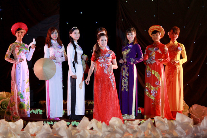 Từng top thí sinh dự thi phần thi áo dài, đây là phần thi có nhiều điểm nhấn nhất với nhiều màu sắc của từng chiếc áo được khoác trên mình bởi những cô giáo tương lai. >> Phát sốt vì 4 nữ giáo viên xinh đẹp >>Hoa khôi ĐH Thương Mại 2012 duyên dáng áo dài >>Những hotgirl xinh đẹp làm "điên đảo" cư dân mạng (P8) >>Midu, Hà Min, Linh Hàn đọ dáng "nóng bỏng" >>Ngắm vẻ đẹp kiêu sa của Á hậu Hoàng Anh >>PHÁT SỐT VÌ NỮ THẠC SĨ ĐẸP NHẤT TRUNG QUỐC AI ĐẸP HƠN HOTGIRL KIM PHƯỢNG? >>Những nữ sinh diện áo dài đẹp hơn vẻ đẹp xuân thì của Mai Phương Thúy (P36) >>Phát sốt vì nữ sinh Trung Quốc đẹp như siêu mẫu Từng top thí sinh dự thi phần thi áo dài, đây là phần thi có nhiều điểm nhấn nhất với nhiều màu sắc của từng chiếc áo được khoác trên mình bởi những cô giáo tương lai. >> Phát sốt vì 4 nữ giáo viên xinh đẹp >>Hoa khôi ĐH Thương Mại 2012 duyên dáng áo dài >>Những hotgirl xinh đẹp làm "điên đảo" cư dân mạng (P8) >>Midu, Hà Min, Linh Hàn đọ dáng "nóng bỏng" >>Ngắm vẻ đẹp kiêu sa của Á hậu Hoàng Anh >>PHÁT SỐT VÌ NỮ THẠC SĨ ĐẸP NHẤT TRUNG QUỐC AI ĐẸP HƠN HOTGIRL KIM PHƯỢNG? >>Những nữ sinh diện áo dài đẹp hơn vẻ đẹp xuân thì của Mai Phương Thúy (P36) >>Phát sốt vì nữ sinh Trung Quốc đẹp như siêu mẫu