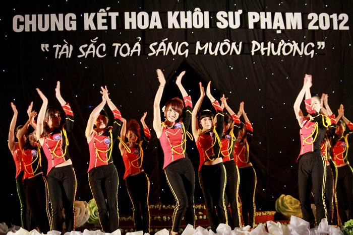 Hội thi Hoa khôi Sư phạm 2012 được tổ chức nhằm tôn vinh những giá trị tốt đẹp về trí tuệ và tâm hồn của nữ sinh Việt Nam nói chung và sư phạm nói riêng. Trong ảnh là 24 thí ra chào khán giả trước khi bước vào phần thi trang phục áo dài. >> Phát sốt vì 4 nữ giáo viên xinh đẹp >>Hoa khôi ĐH Thương Mại 2012 duyên dáng áo dài >>Những hotgirl xinh đẹp làm "điên đảo" cư dân mạng (P8) >>Midu, Hà Min, Linh Hàn đọ dáng "nóng bỏng" >>Ngắm vẻ đẹp kiêu sa của Á hậu Hoàng Anh >>PHÁT SỐT VÌ NỮ THẠC SĨ ĐẸP NHẤT TRUNG QUỐC AI ĐẸP HƠN HOTGIRL KIM PHƯỢNG? >>Những nữ sinh diện áo dài đẹp hơn vẻ đẹp xuân thì của Mai Phương Thúy (P36) >>Phát sốt vì nữ sinh Trung Quốc đẹp như siêu mẫu Hội thi Hoa khôi Sư phạm 2012 được tổ chức nhằm tôn vinh những giá trị tốt đẹp về trí tuệ và tâm hồn của nữ sinh Việt Nam nói chung và sư phạm nói riêng. Trong ảnh là 24 thí ra chào khán giả trước khi bước vào phần thi trang phục áo dài. >> Phát sốt vì 4 nữ giáo viên xinh đẹp >>Hoa khôi ĐH Thương Mại 2012 duyên dáng áo dài >>Những hotgirl xinh đẹp làm "điên đảo" cư dân mạng (P8) >>Midu, Hà Min, Linh Hàn đọ dáng "nóng bỏng" >>Ngắm vẻ đẹp kiêu sa của Á hậu Hoàng Anh >>PHÁT SỐT VÌ NỮ THẠC SĨ ĐẸP NHẤT TRUNG QUỐC AI ĐẸP HƠN HOTGIRL KIM PHƯỢNG? >>Những nữ sinh diện áo dài đẹp hơn vẻ đẹp xuân thì của Mai Phương Thúy (P36) >>Phát sốt vì nữ sinh Trung Quốc đẹp như siêu mẫu