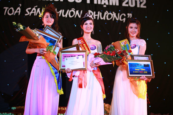 Với câu trả lời ứng xử khá tốt, danh hiệu Hoa khôi sư phạm đã thuộc về thí sinh Trần Thu Hà đến từ khoa Địa lý. >> Phát sốt vì 4 nữ giáo viên xinh đẹp >>Hoa khôi ĐH Thương Mại 2012 duyên dáng áo dài >>Những hotgirl xinh đẹp làm "điên đảo" cư dân mạng (P8) >>Midu, Hà Min, Linh Hàn đọ dáng "nóng bỏng" >>Ngắm vẻ đẹp kiêu sa của Á hậu Hoàng Anh >>PHÁT SỐT VÌ NỮ THẠC SĨ ĐẸP NHẤT TRUNG QUỐC AI ĐẸP HƠN HOTGIRL KIM PHƯỢNG? >>Những nữ sinh diện áo dài đẹp hơn vẻ đẹp xuân thì của Mai Phương Thúy (P36) >>Phát sốt vì nữ sinh Trung Quốc đẹp như siêu mẫu Với câu trả lời ứng xử khá tốt, danh hiệu Hoa khôi sư phạm đã thuộc về thí sinh Trần Thu Hà đến từ khoa Địa lý. >> Phát sốt vì 4 nữ giáo viên xinh đẹp >>Hoa khôi ĐH Thương Mại 2012 duyên dáng áo dài >>Những hotgirl xinh đẹp làm "điên đảo" cư dân mạng (P8) >>Midu, Hà Min, Linh Hàn đọ dáng "nóng bỏng" >>Ngắm vẻ đẹp kiêu sa của Á hậu Hoàng Anh >>PHÁT SỐT VÌ NỮ THẠC SĨ ĐẸP NHẤT TRUNG QUỐC AI ĐẸP HƠN HOTGIRL KIM PHƯỢNG? >>Những nữ sinh diện áo dài đẹp hơn vẻ đẹp xuân thì của Mai Phương Thúy (P36) >>Phát sốt vì nữ sinh Trung Quốc đẹp như siêu mẫu