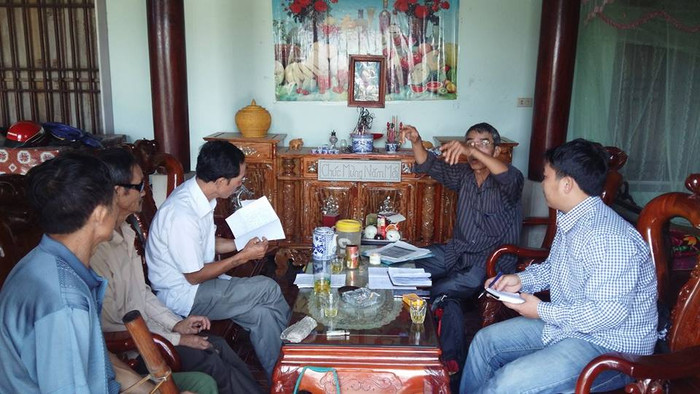 Người dân xã Quỳnh Châu bày tỏ nỗi bức xúc trước việc cán bộ xã cho rằng họ đã ủy quyền cho cá nhân khác lên mượn sổ lâm bạ của gia đình họ sau khi nạp cho xã để làm sổ lâm bạ mới (ảnh Xuân Hòa)
