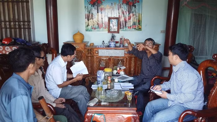 Người dân xã Quỳnh Châu bày tỏ nỗi bức xúc trước việc cán bộ xã cho rằng họ đã ủy quyền cho cá nhân khác lên mượn sổ lâm bạ của gia đình họ sau khi nạp cho xã để làm sổ lâm bạ mới (ảnh Xuân Hòa)