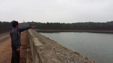 Theo ông Đậu Đức Năm - Trưởng phòng Tài nguyên và Môi trường huyện Quỳnh Lưu, Nghệ An: Việc cấp sổ lâm bạ mới cho người dân xã Quỳnh Châu đã bị các cá nhân &quot;mượn&quot; sẽ gặp khó nếu như sổ lâm bạ đó đã bị các cá nhân thế chấp (ảnh Xuân Hòa)