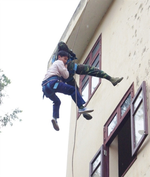 Giải cứu con tin. Giải cứu con tin.