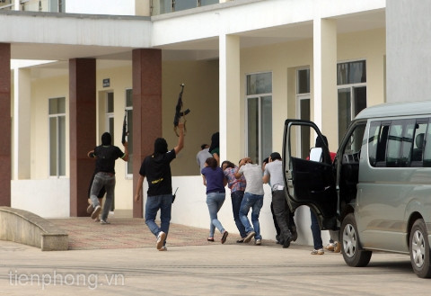 Khủng bố bắt con tin cố thủ trong tòa nhà của nhà máy..