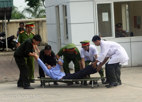 Cấp cứu người bị thương..