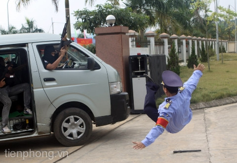 Tình huống khủng bố tấn công chiếm một nhà máy..