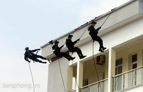 LL cảnh sát chống khủng bố đột nhập mục tiêu từ trên nóc tòa nhà..