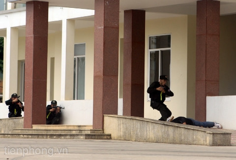 LL chống khủng bố áp sát nơi cố thủ của bọn khủng bố..