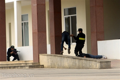 LL cảnh sát tiêu diệt kẻ khủng bố làm nhiệm vụ cảnh giới..