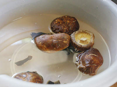 3. Rửa hoặc ngâm nấm hương trong nước quá lâu: Trong nấm hương có loại chất chống ôxy hóa lysergic, sau khi hấp thụ ánh nắng mặt trời sẽ chuyển hóa thành vitamin D. Nếu bạn rửa quá nhiều lần hoặc ngâm nước quá lâu trước khi chế biến, nấm hương sẽ bị mất đi rất nhiều chất dinh dưỡng. Khi nấu nấm hương không nên nấu bằng nồi sắt hay nồi đồng, để tránh mất dinh dưỡng.