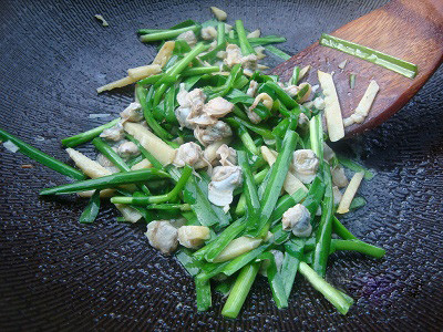 7. Tỏi tây để quá lâu sau khi đã nấu chín: Tỏi tây để qua đêm sẽ trở nên độc hại. Tốt nhất nên ăn tỏi tây ngay sau khi nấu xong, không nên để quá lâu. Nếu giữ quá lâu, một lượng lớn nitrate trong đó sẽ biến thành nitrite, gây ngộ độc. Những người tiêu hóa không tốt nên hạn chế ăn tỏi tây.