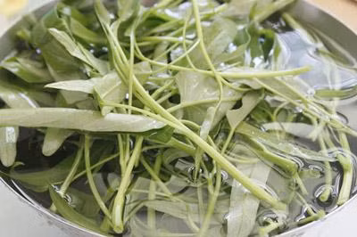 Ăn ít các thực phẩm ngâm muối: Trong các thực phẩm này chứa muối nên cũng làm cho dạ dày “vất vả” hơn trong khâu xử lý. Hơn nữa, chúng còn chứa một số chất gây ung thư nên bạn càng không nên ăn.