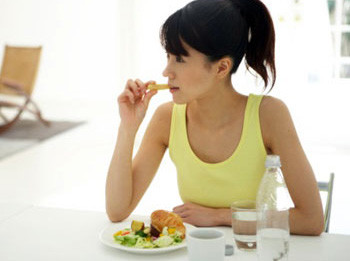 Ăn chậm rãi để giảm bớt gánh nặng cho dạ dày: Khi bạn nhai kỹ, nước bọt cũng sẽ tiết ra nhiều hơn. Điều này rất có lợi cho việc bảo vệ niêm mạc dạ dày. Ăn chậm rãi để giảm bớt gánh nặng cho dạ dày: Khi bạn nhai kỹ, nước bọt cũng sẽ tiết ra nhiều hơn. Điều này rất có lợi cho việc bảo vệ niêm mạc dạ dày.