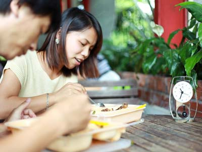 Đúng giờ, định lượng: Bạn cần ăn đầy đủ 3 bữa/ngày và ăn đúng giờ, cho dù đói hay không đói. Tuyệt đối không được để dạ dày quá đói hoặc quá no vì khi đó các axit trong dạ dày sẽ tiết ra, gây ảnh hưởng đến hoạt động tiêu hóa. Đúng giờ, định lượng: Bạn cần ăn đầy đủ 3 bữa/ngày và ăn đúng giờ, cho dù đói hay không đói. Tuyệt đối không được để dạ dày quá đói hoặc quá no vì khi đó các axit trong dạ dày sẽ tiết ra, gây ảnh hưởng đến hoạt động tiêu hóa.