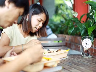 Đúng giờ, định lượng: Bạn cần ăn đầy đủ 3 bữa/ngày và ăn đúng giờ, cho dù đói hay không đói. Tuyệt đối không được để dạ dày quá đói hoặc quá no vì khi đó các axit trong dạ dày sẽ tiết ra, gây ảnh hưởng đến hoạt động tiêu hóa.