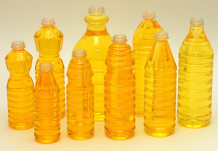 Dầu ăn: Ngày nay, các bà nội trợ thường có tâm lý ngại sử dụng dầu ăn để chế biến món ăn do lo sợ những tác hại từ chất béo và đồ ăn chiên xào, tuy nhiên theo các chuyên gia dinh dưỡng, việc hạn chế hoàn toàn dầu ăn và các chất béo cũng không hẳn là tốt.