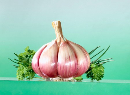 Tỏi – Hành tím: Đây là hai loại gia vị cực kỳ phổ biến và góp mặt trong hầu hết các món ăn của người Việt. Ngoài công dụng tạo hương vị đậm đà cho món ăn, hành, tỏi còn là vị thuốc quý chống nhiễm độc cho cơ thể, trong đó thường được được biết đến nhất là công dụng ngăn ngừa cảm cúm.