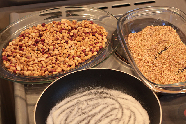 Các loại hạt: Luôn được xếp vào những thứ hạng đầu trong bảng xếp hạng giá trị dinh dưỡng, các loại hạt khô như hạt điều, vừng (mè) và lạc (đậu phộng) thường được lựa chọn cho các bữa ăn nhẹ để bổ sung năng lượng và tăng vị thơm bùi cho các món ăn. Các loại hạt còn có tác dụng chống lão hóa, giảm stress, tốt cho hệ tim mạch và bổ sung các vitamin và khoáng chất thiết yếu cho cơ thể.