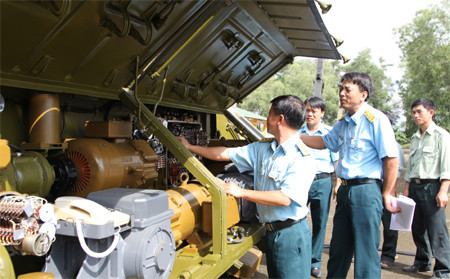 Kiểm tra bệ phóng tên lửa.