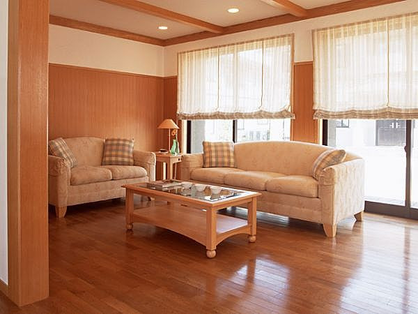 Khắc phục: Hãy chắc chắn rằng nhà bạn có các cửa thông gió tốt ở tất cả các tầng. Không bật điều hòa 24/24 vì sẽ làm cho hợp chất hữu cơ trong không khí dễ bay hơi. Trong nhà nên có những vật liệu trang trí thân thiện với môi trường.