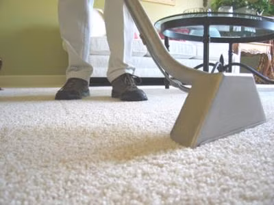 6. Các chất làm sạch không khí và tẩy rửa: Một nghiên cứu của Đại học California cho biết các sản phẩm làm sạch, khử mùi không khí và các hoá chất dùng để tẩy rửa thảm, lau màn hình tivi, máy tính… có chứa rất nhiều hoá chất, khi sử dụng có thể lưu lại trong không khí. Các hoá chất hữu cơ dễ bay hơi như nitrogen dioxide rất có hại cho sức khoẻ và là nguyên nhân làm gia tăng nguy cơ mắc bệnh về đường hô hấp, hen suyễn, ung thư.