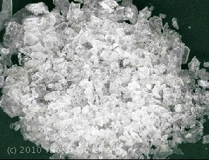 5. Băng phiến: Một số loại băng phiến chứa chất naphthalene được sử dụng theo cách bóc trần để diệt gián và côn trùng. Nếu tiếp xúc về lâu dài (qua quần áo, hơi), chất này có thể gây ảnh hưởng sức khỏe như phá hủy các tế bào hồng cầu. Băng phiến cũng có thể gây ra triệu trứng buồn nôn và tiêu chảy.