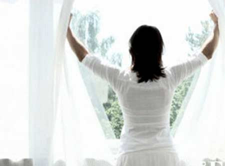 Khắc phục: Hãy sử dụng sản phẩm làm sạch chỉ chứa các thành phần tự nhiên, ví dụ như dấm và baking soda. Thay vì sử dụng các sản phẩm khử mùi không khí, bạn nên mở cửa sổ để tiếp nhận không khí trong lành mỗi ngày và để nhà cửa được thông thoáng.