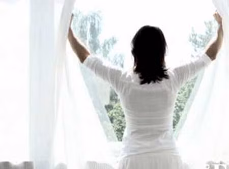 Khắc phục: Hãy sử dụng sản phẩm làm sạch chỉ chứa các thành phần tự nhiên, ví dụ như dấm và baking soda. Thay vì sử dụng các sản phẩm khử mùi không khí, bạn nên mở cửa sổ để tiếp nhận không khí trong lành mỗi ngày và để nhà cửa được thông thoáng.