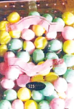 Khắc phục: Trong trường hợp bất khả kháng, buộc gia đình bạn phải sử dụng băng phiến, hãy đặt chúng vào trong một hộp kín và giặt quần áo được cất cùng với băng phiến trước khi mặc.